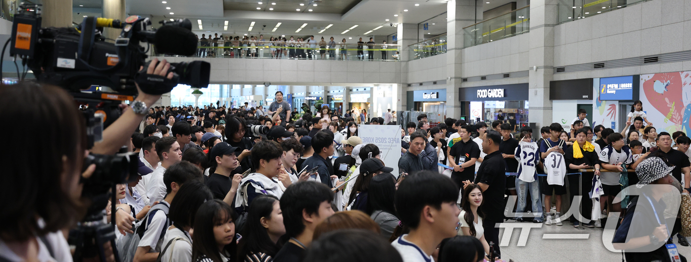 (인천공항=뉴스1) 권현진 기자 = 1일 오후 프리 시즌 투어를 위해 인천국제공항 제1터미널로 입국한 잉글랜드 프리미어리그(EPL) 토트넘 홋스퍼의 팬들이 그들이 오기를 기다리고 …