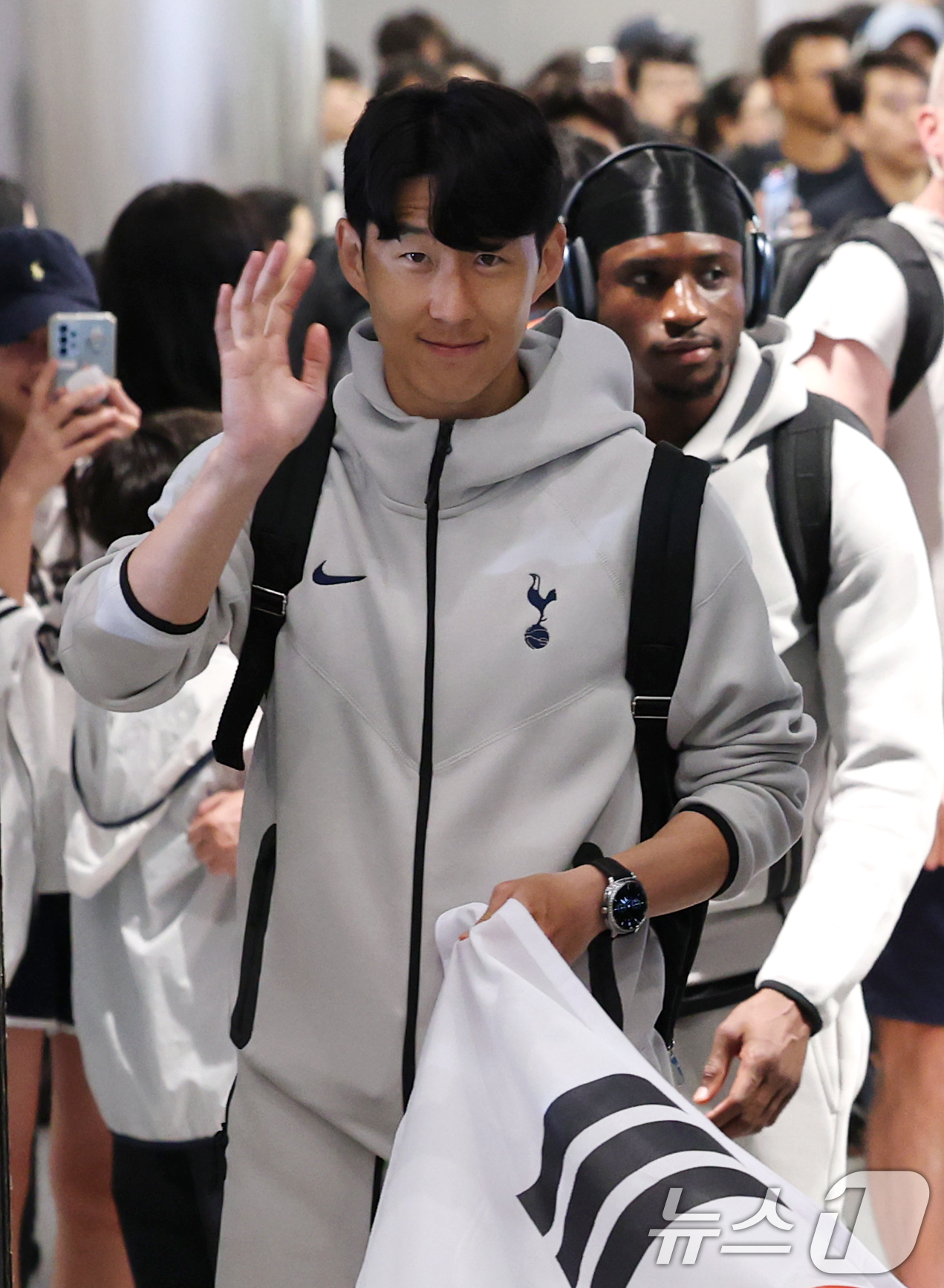 (인천공항=뉴스1) 권현진 기자 = 잉글랜드 프리미어리그(EPL) 토트넘 홋스퍼의 손흥민이 1일 오후 프리 시즌 투어를 위해 인천공항에 도착해 태극기를 들고 입국장을 나서고 있다. …