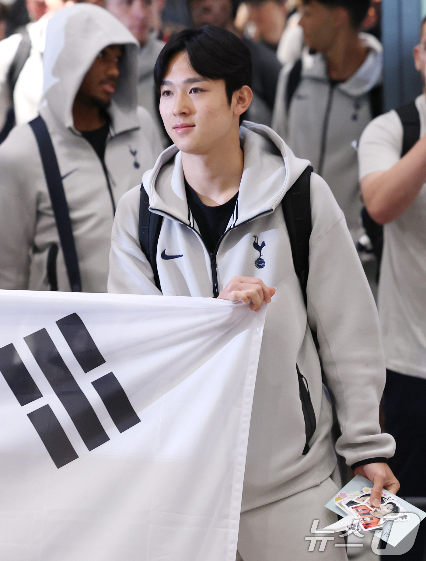 (인천공항=뉴스1) 권현진 기자 = 잉글랜드 프리미어리그(EPL) 토트넘 홋스퍼의 양민혁이 1일 오후 프리 시즌 투어를 위해 인천공항에 도착해 태극기를 들고 입국장을 나서고 있다. …