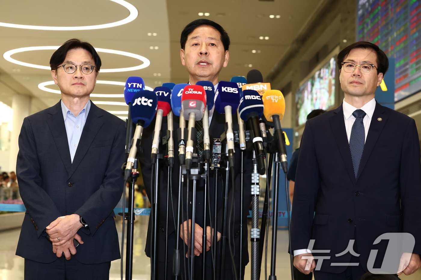 (인천공항=뉴스1) 김민지 기자 = 구윤철 경제부총리 겸 기획재정부 장관이 1일 오후 인천국제공항 제2터미널에서 한미 관세협상 관련 취재진 질의에 답변하고 있다. 2025.8.1/ …