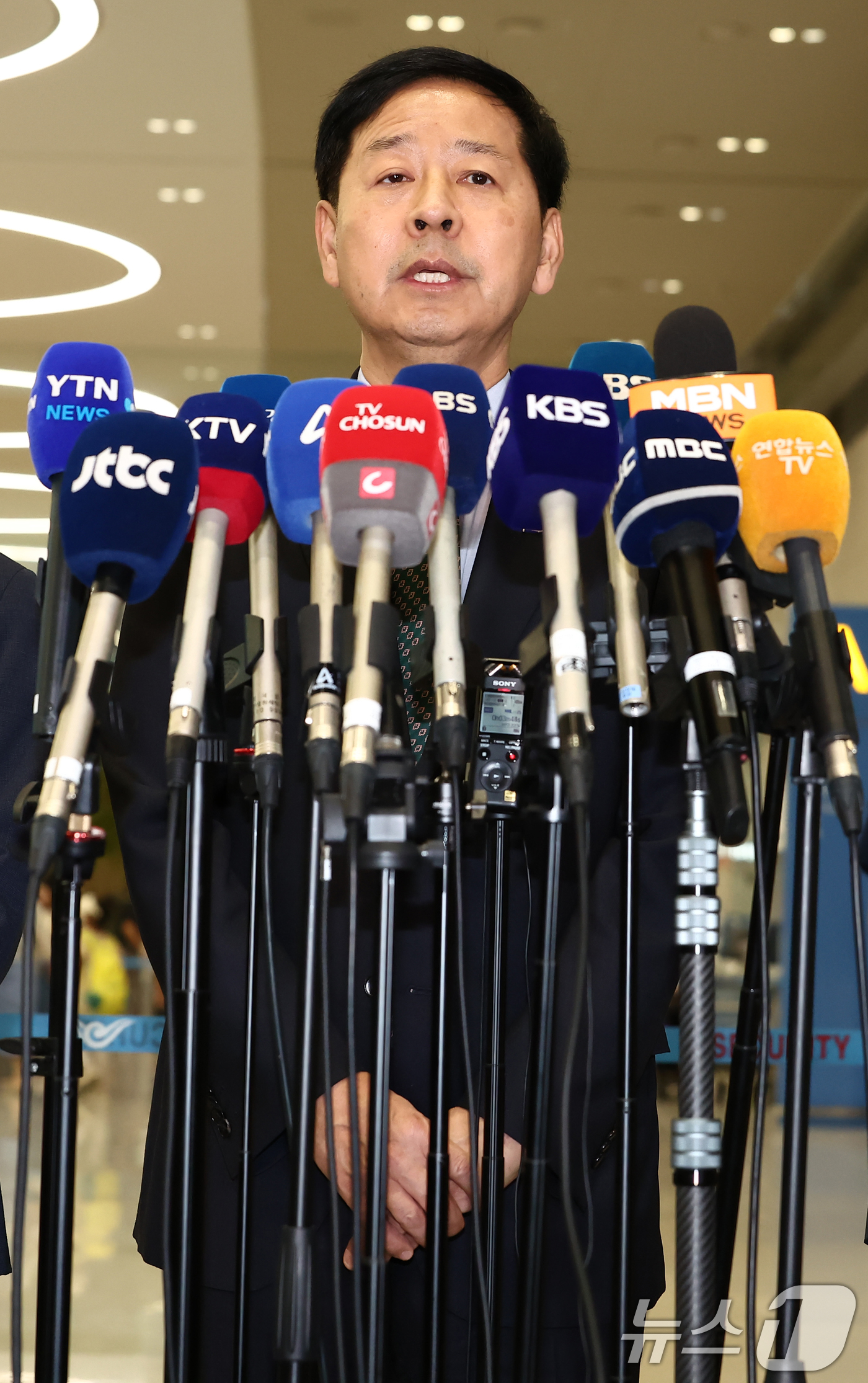 (인천공항=뉴스1) 김민지 기자 = 구윤철 경제부총리 겸 기획재정부 장관이 1일 오후 인천국제공항 제2터미널에서 한미 관세협상 관련 취재진 질의에 답변하고 있다. 2025.8.1/ …