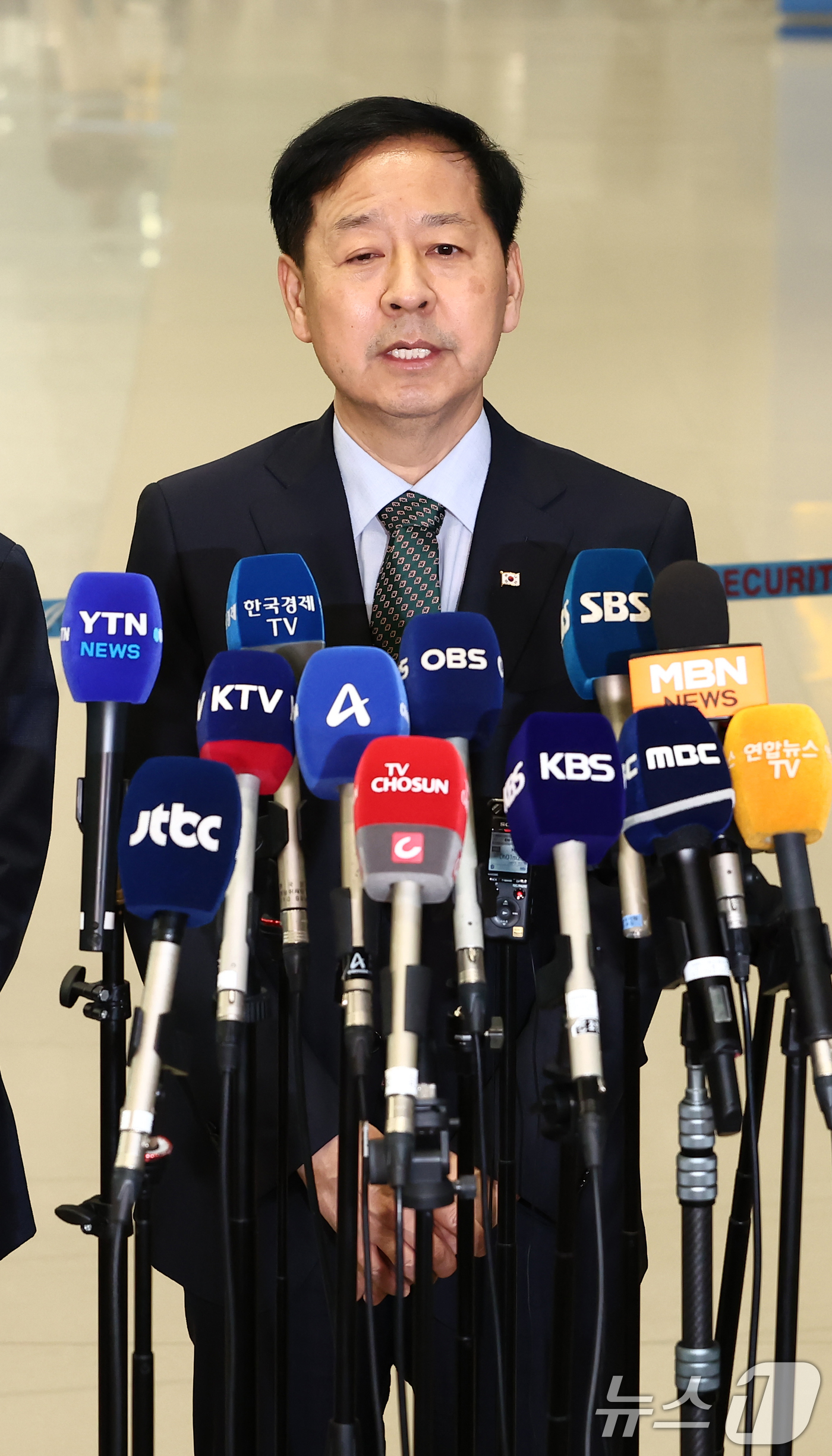 (인천공항=뉴스1) 김민지 기자 = 구윤철 경제부총리 겸 기획재정부 장관이 1일 오후 인천국제공항 제2터미널에서 한미 관세협상 관련 취재진 질의에 답변하고 있다. 2025.8.1/ …