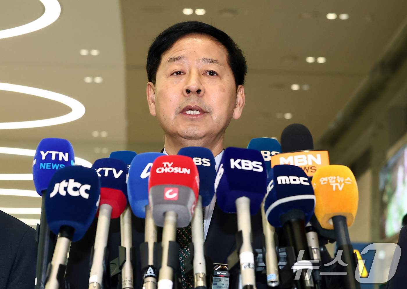 (인천공항=뉴스1) 김민지 기자 = 구윤철 경제부총리 겸 기획재정부 장관이 1일 오후 인천국제공항 제2터미널에서 한미 관세협상 관련 취재진 질의에 답변하고 있다. 2025.8.1/ …