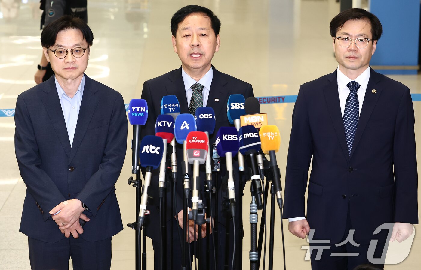본문 이미지 - 구윤철 경제부총리 겸 기획재정부 장관이 1일 오후 인천국제공항 제2터미널에서 한미 관세협상 관련 취재진 질의에 답변하고 있다. 왼쪽부터 김정관 산업통상자원부 장관, 구 부총리, 여한구 통상교섭본부장. 2025.8.1/뉴스1 ⓒ News1 김민지 기자