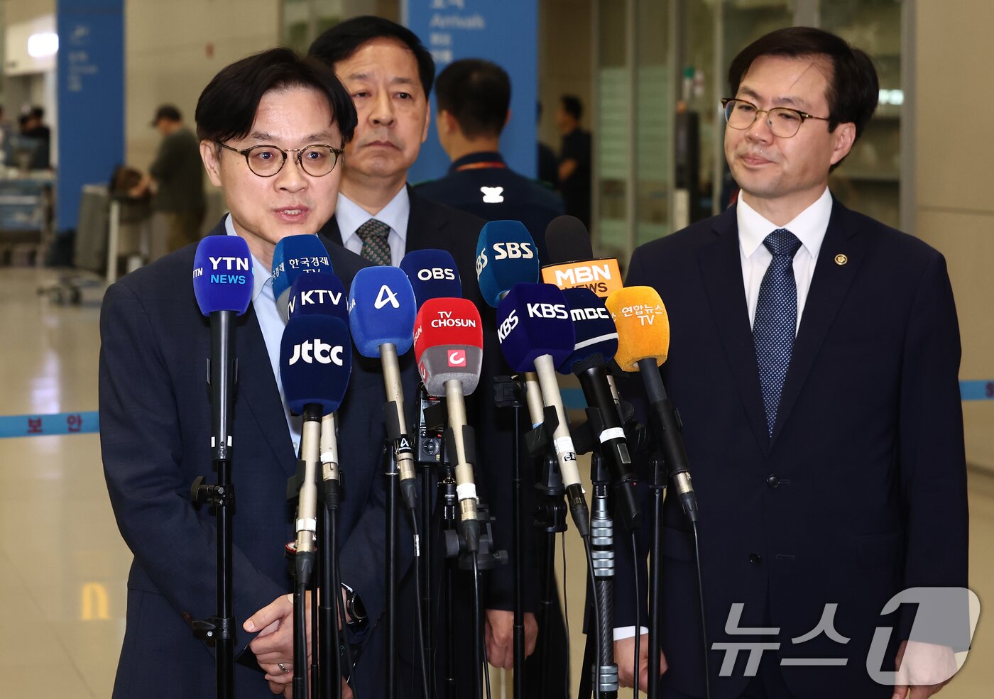 본문 이미지 - 김정관 산업통상자원부 장관이 1일 오후 인천국제공항 제2터미널에서 한미 관세협상 관련 취재진 질의에 답변하고 있다. 왼쪽부터 김 장관, 구윤철 경제부총리 겸 기획재정부 장관, 여한구 통상교섭본부장. 2025.8.1/뉴스1 ⓒ News1 김민지 기자