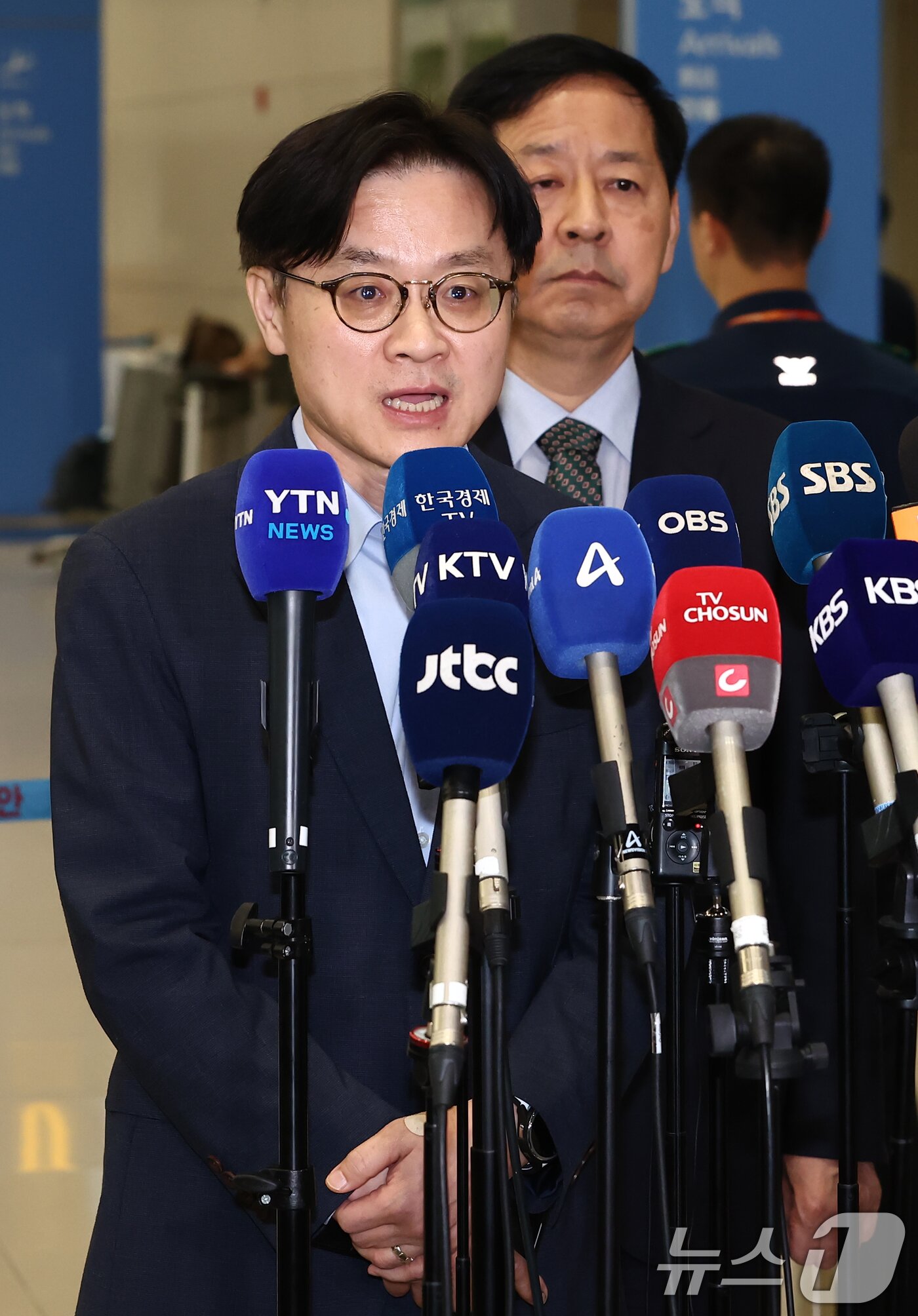 본문 이미지 - 김정관 산업통상자원부 장관이 1일 오후 인천국제공항 제2터미널에서 한미 관세협상 관련 취재진 질의에 답변하고 있다. 오른쪽은 구윤철 경제부총리 겸 기획재정부 장관. 2025.8.1/뉴스1 ⓒ News1 김민지 기자
