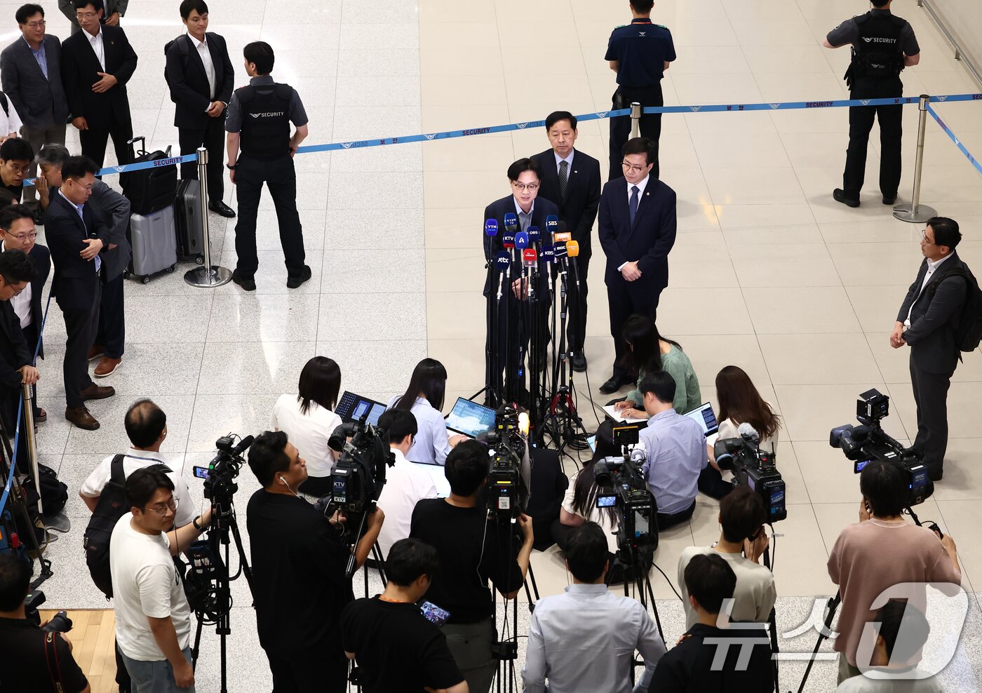 본문 이미지 - 김정관 산업통상자원부 장관이 1일 오후 인천국제공항 제2터미널에서 한미 관세협상 관련 취재진 질의에 답변하고 있다. 2025.8.1/뉴스1 ⓒ News1 김민지 기자