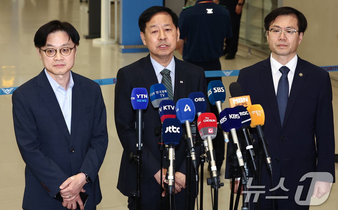 본문 이미지 - 구윤철 경제부총리 겸 기획재정부 장관이 1일 오후 인천국제공항 제2터미널에서 한미 관세협상 관련 취재진 질의에 답변하고 있다. 왼쪽부터 김정관 산업통상자원부 장관, 구 부총리, 여한구 통상교섭본부장. 2025.8.1/뉴스1 ⓒ News1 김민지 기자