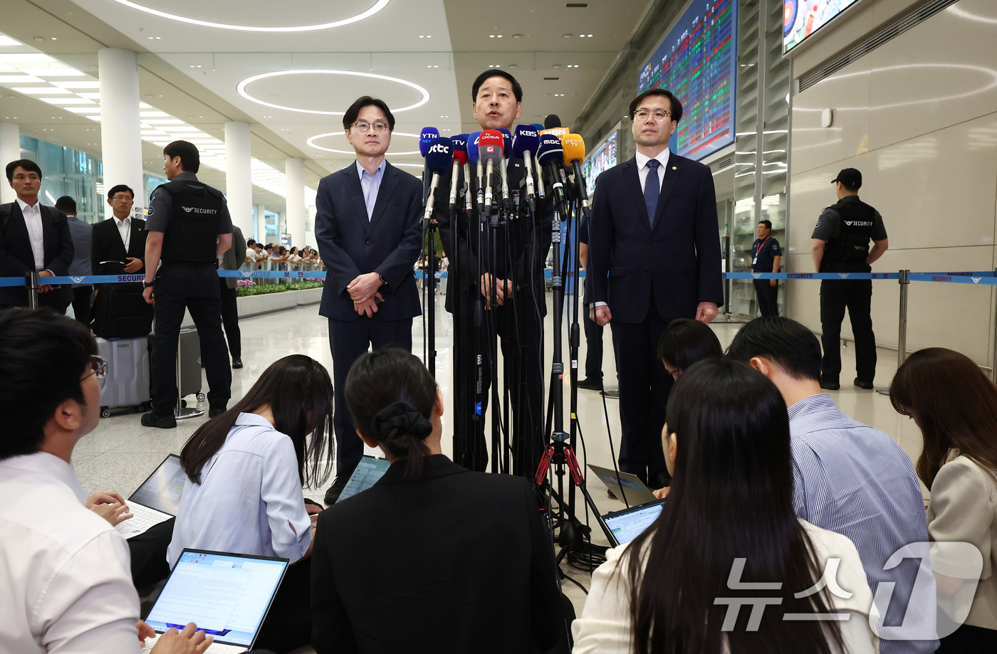 (인천공항=뉴스1) 김민지 기자 = 구윤철 경제부총리 겸 기획재정부 장관이 1일 오후 인천국제공항 제2터미널에서 한미 관세협상 관련 취재진 질의에 답변하고 있다.왼쪽부터 김정관 산 …