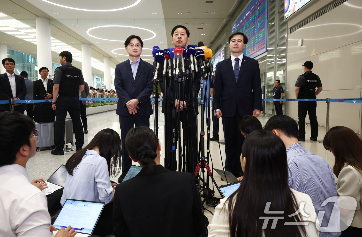 본문 이미지 - 구윤철 경제부총리 겸 기획재정부 장관이 1일 오후 인천국제공항 제2터미널에서 한미 관세협상 관련 취재진 질의에 답변하고 있다. 왼쪽부터 김정관 산업통상자원부 장관, 구 부총리, 여한구 통상교섭본부장. 2025.8.1/뉴스1 ⓒ News1 김민지 기자