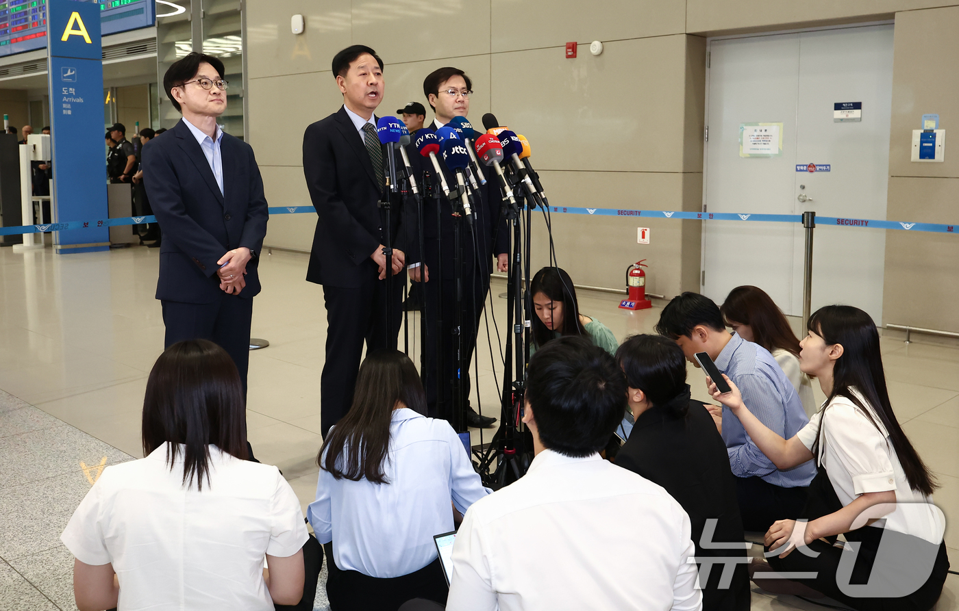 (인천공항=뉴스1) 김민지 기자 = 구윤철 경제부총리 겸 기획재정부 장관이 1일 오후 인천국제공항 제2터미널에서 한미 관세협상 관련 취재진 질의에 답변하고 있다.왼쪽부터 김정관 산 …