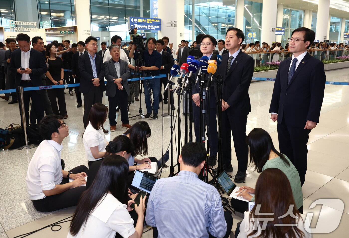 본문 이미지 - 구윤철 경제부총리 겸 기획재정부 장관이 1일 오후 인천국제공항 제2터미널에서 한미 관세협상 관련 취재진 질의에 답변하고 있다. 2025.8.1/뉴스1 ⓒ News1 김민지 기자