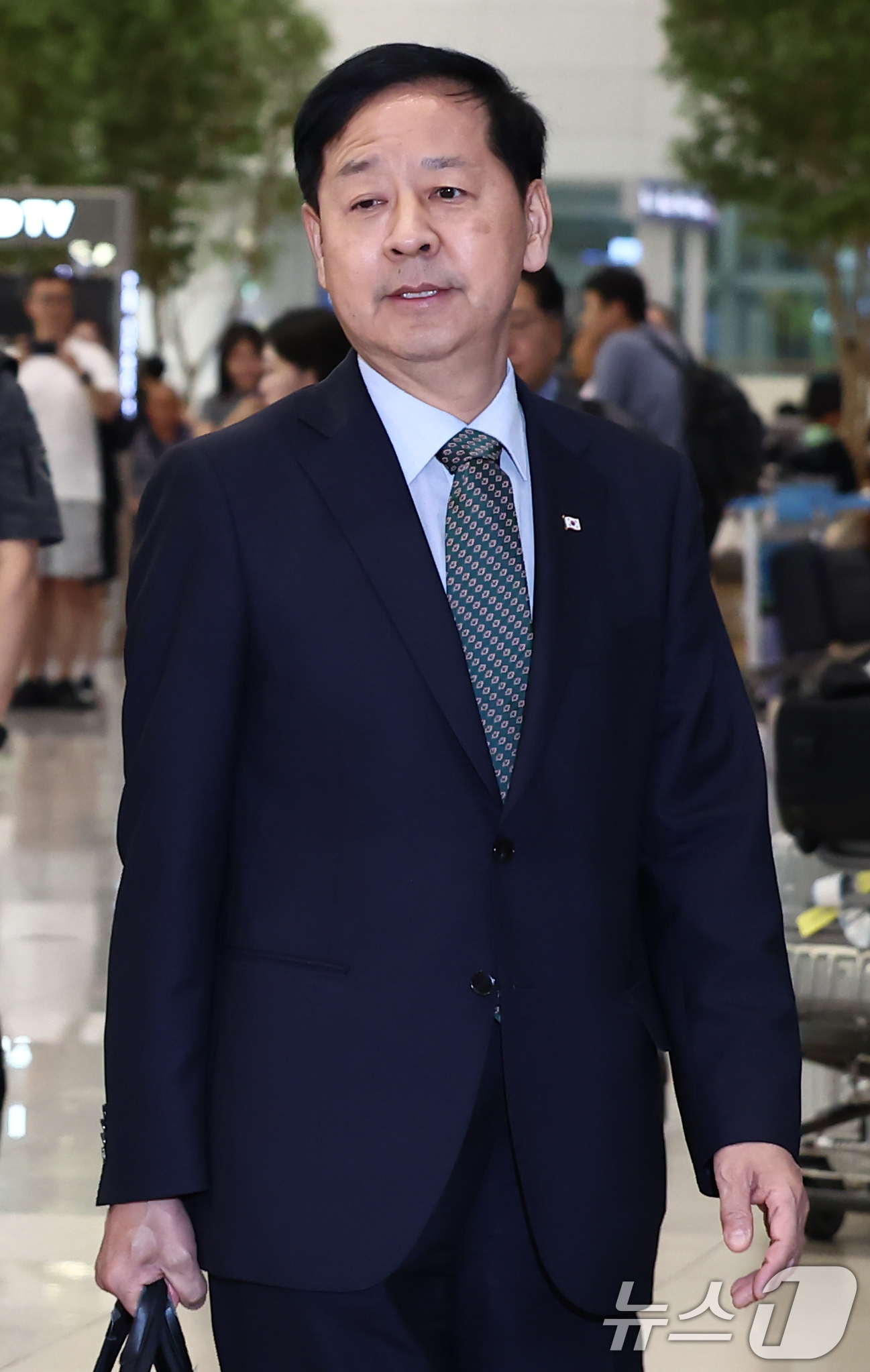(인천공항=뉴스1) 김민지 기자 = 한미 관세협상을 마친 구윤철 경제부총리 겸 기획재정부 장관이 1일 오후 인천공항 2터미널을 통해 귀국하고 있다. 2025.8.1/뉴스1