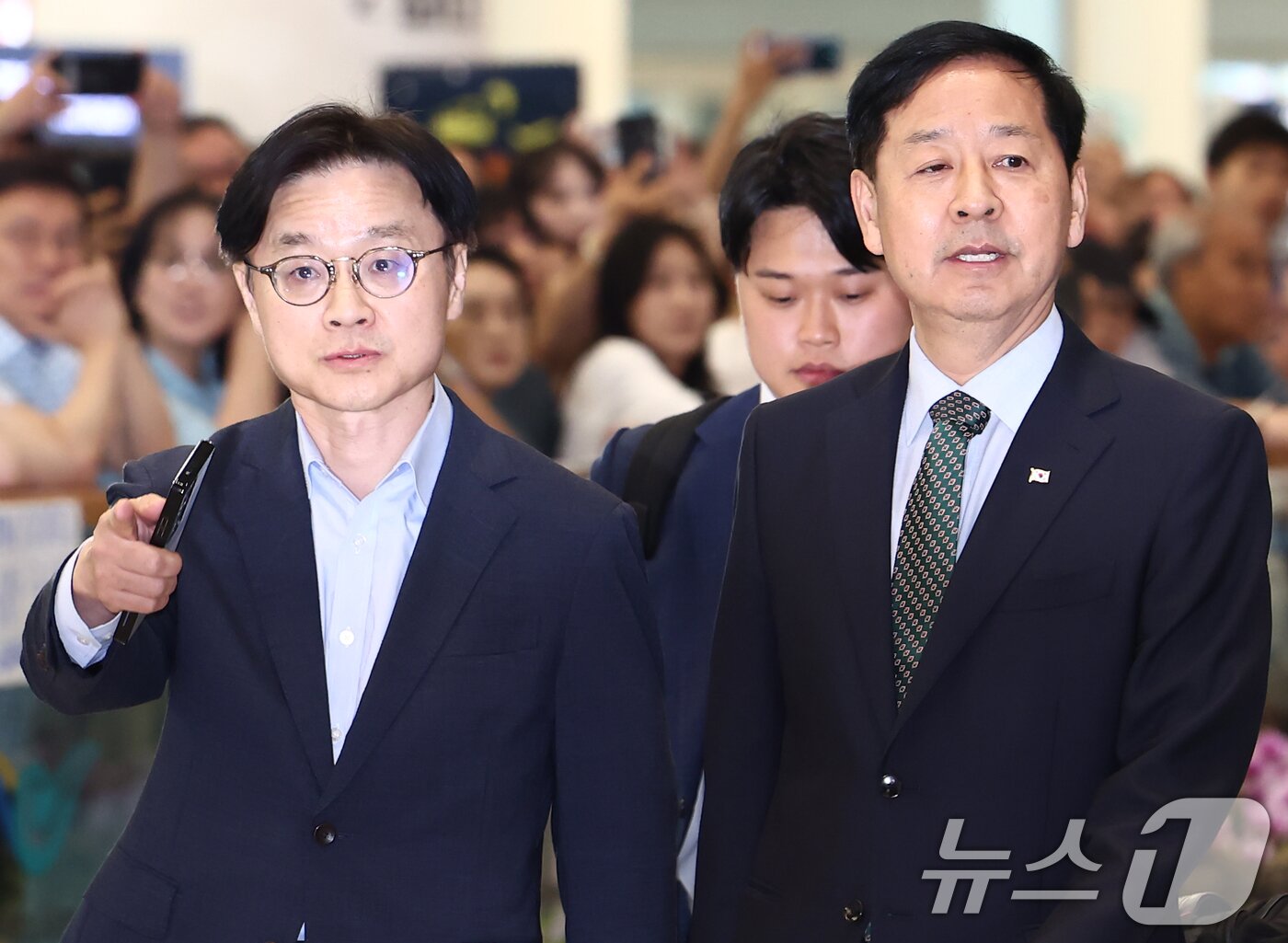 본문 이미지 - 한미 관세협상을 마친 구윤철 경제부총리 겸 기획재정부 장관과 김정관 산업통상자원부 장관이 1일 오후 인천공항 2터미널을 통해 귀국하고 있다. 2025.8.1/뉴스1 ⓒ News1 김민지 기자