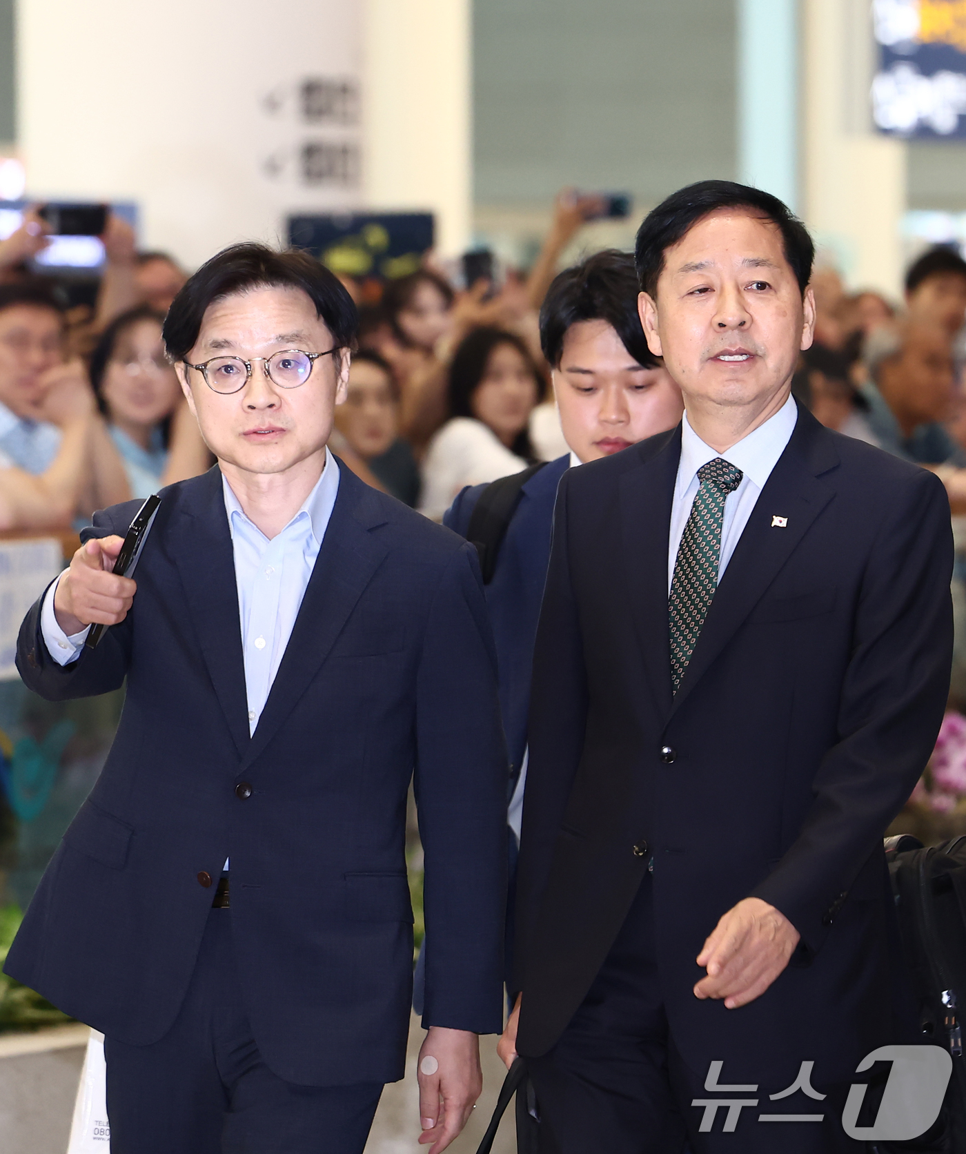 (인천공항=뉴스1) 김민지 기자 = 한미 관세협상을 마친 구윤철 경제부총리 겸 기획재정부 장관과 김정관 산업통상자원부 장관이 1일 오후 인천공항 2터미널을 통해 귀국하고 있다. 2 …