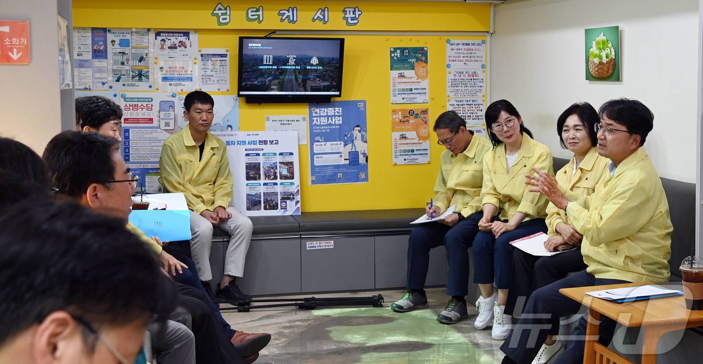 (서울=뉴스1) 김진환 기자 = 김광용 행정안전부 재난안전관리본부장이 1일 전북 전주시 이동노동자 쉼터를 방문해 폭염 대비 사항과 쉼터 운영 현황을 청취하고 있다. (행정안전부 제 …