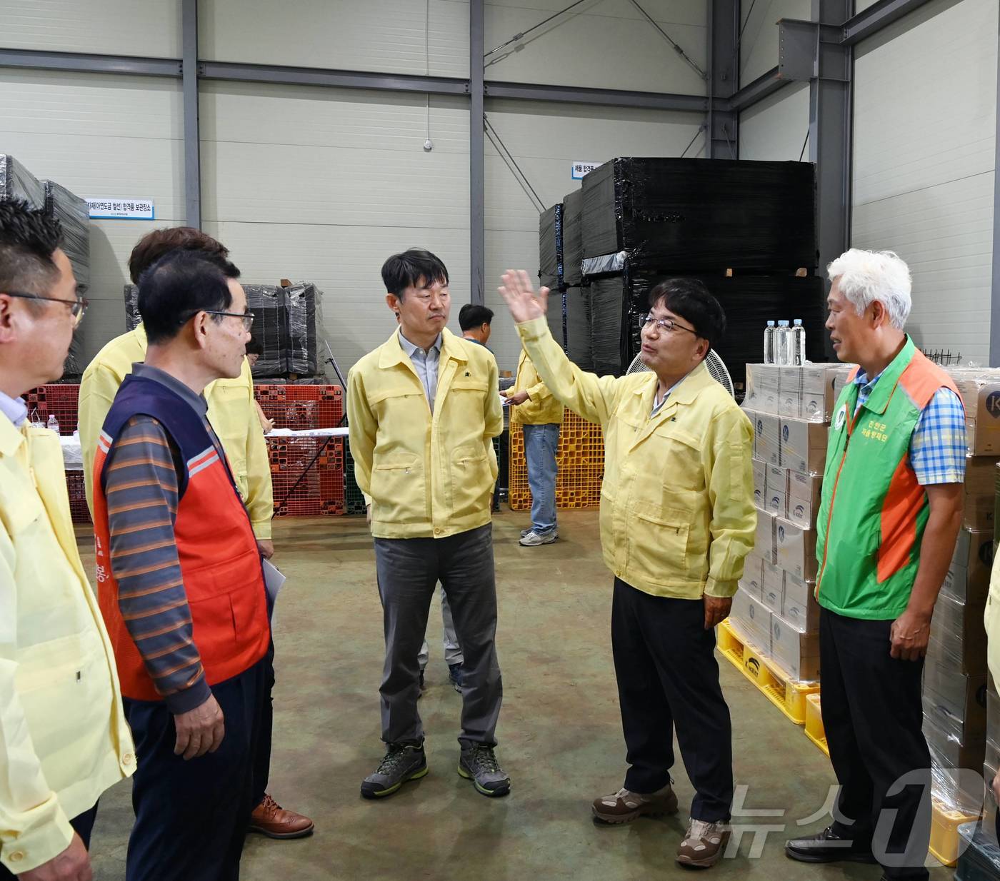 (서울=뉴스1) 김진환 기자 = 김광용 행정안전부 재난안전관리본부장이 1일 전북 전주시 이동노동자 쉼터를 방문해 폭염 대비 사항과 쉼터 운영 현황을 청취하고 있다. (행정안전부 제 …