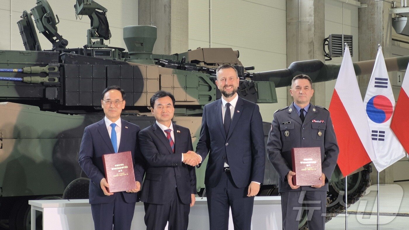 본문 이미지 - 안규백 국방부 장관이 1일 폴란드 글리비체에서 열린 K2 전차 2차 이행계약&#40;전차 180대, 지원차량 81대, 약 65억불 규모&#41; 서명식에 참석해 브와디스와프 코시니악-카미슈 폴란드 부총리 겸 국방장관, 이용배 현대로템 사장, 아르투르 쿱텔 폴란드 군비청장과 기념 촬영을 하고 있다. &#40;국방부 제공, 재판매 및 DB금지&#41; 2025.8.1/뉴스1