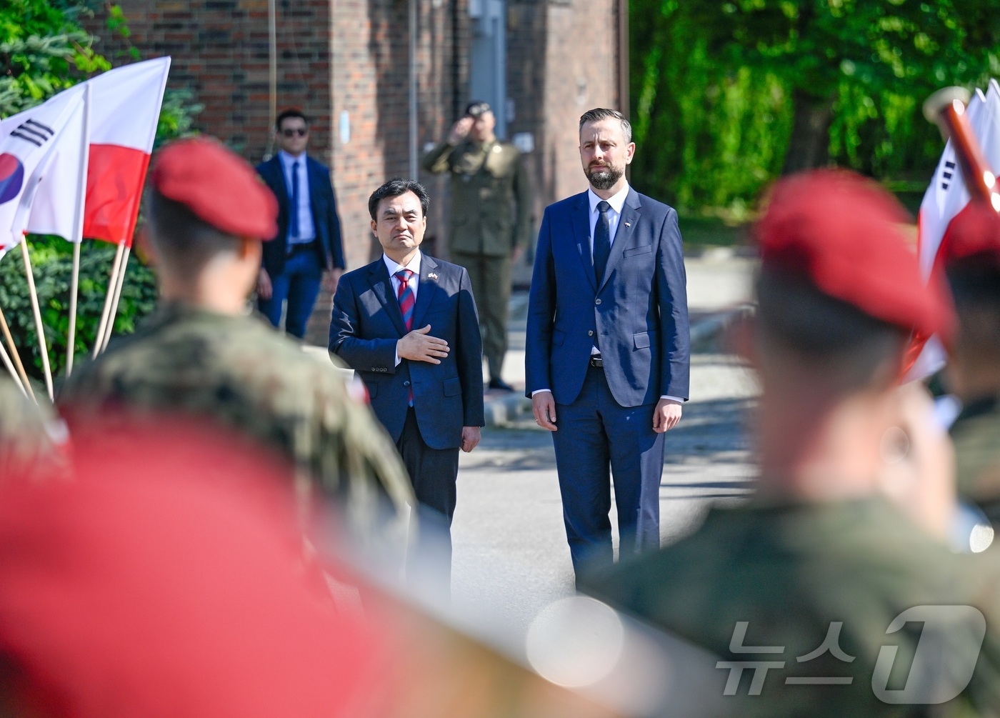 (서울=뉴스1) 김진환 기자 = 안규백 국방부 장관이 1일(현지시간) 폴란드 글리비체 군부대에서 열린 환영행사에서 브와디스와프 코시니악-카미슈 폴란드 부총리 겸 국방부 장관과 참석 …