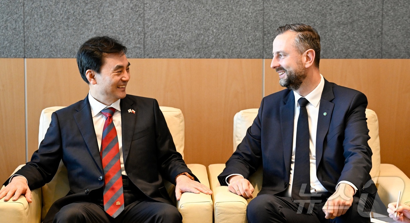 (서울=뉴스1) 김진환 기자 = 안규백 국방부 장관이 1일(현지시간) 폴란드 바르샤바 글리비체에 있는 회담장으로 이동하기에 앞서 공항 대기실에서 브와디스와프 코시니악-카미슈 폴란드 …