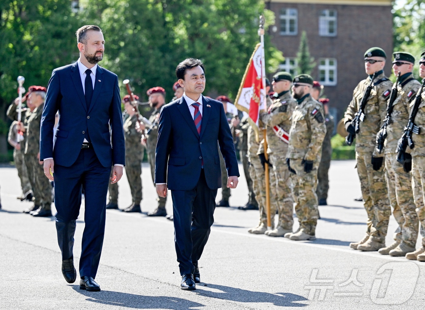 (서울=뉴스1) 김진환 기자 = 안규백 국방부 장관이 1일(현지시간) 폴란드 글리비체 군부대에서 열린 환영행사에서 브와디스와프 코시니악-카미슈 폴란드 부총리 겸 국방부 장관과 참석 …
