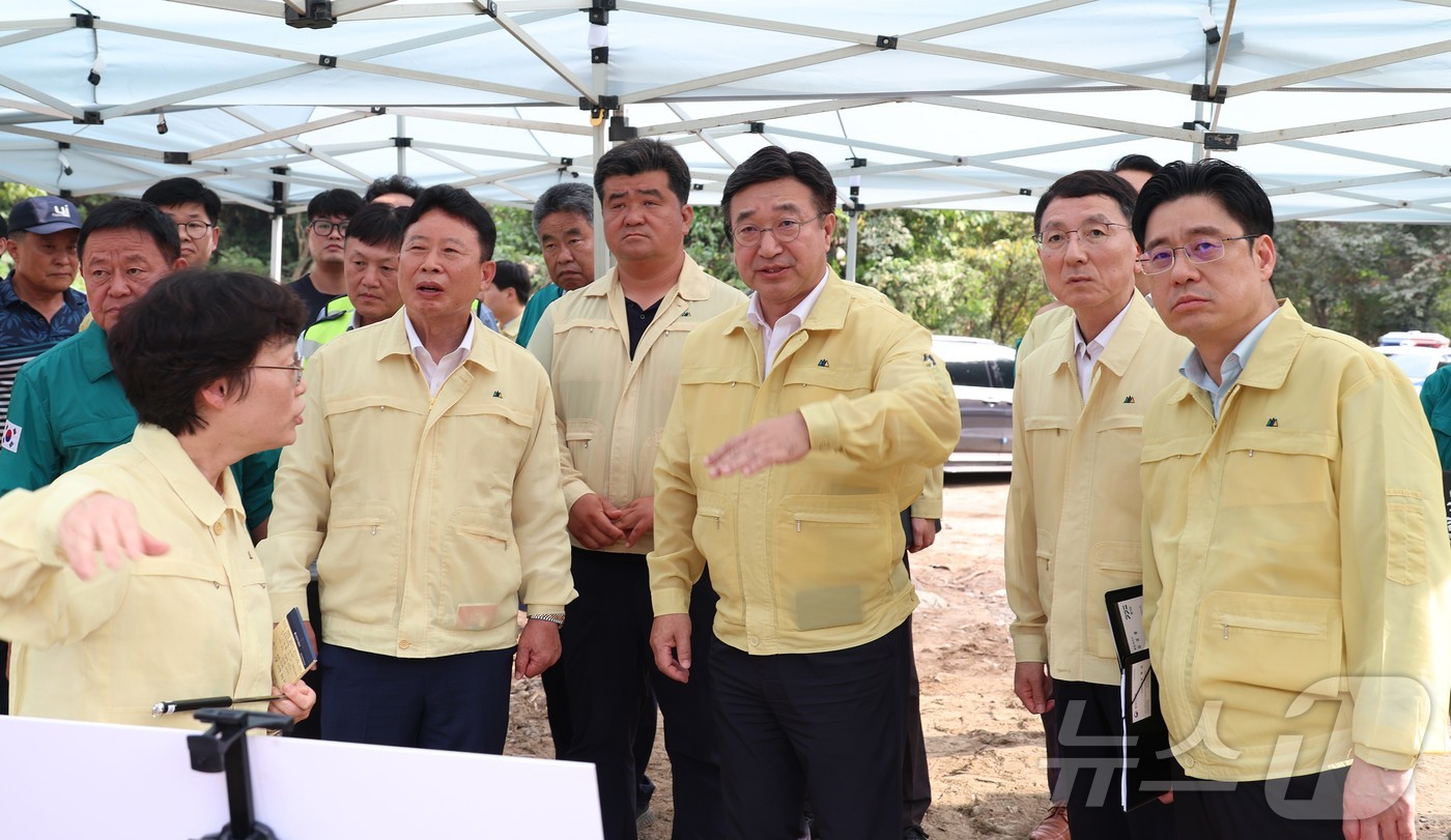 (서울=뉴스1) 김진환 기자 = 윤호중 행정안전부 장관이 1일 오후 경기도 가평군 조정면 집중호우 피해지역 현장을 방문해 피해복구 상황 및 복구 계획을 점검하고 있다. (행정안전부 …