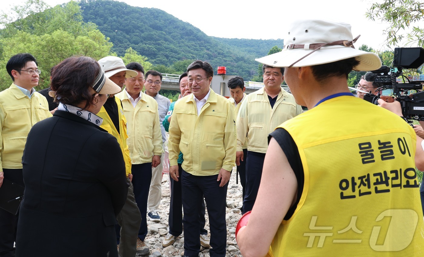 (서울=뉴스1) 김진환 기자 = 윤호중 행정안전부 장관이 1일 오후 경기도 가평군 대성리 황새바위 유원지를 찾아 물놀이 안전관리 실태를 점검하고 안전관리 요원들을 격려하고 있다. …