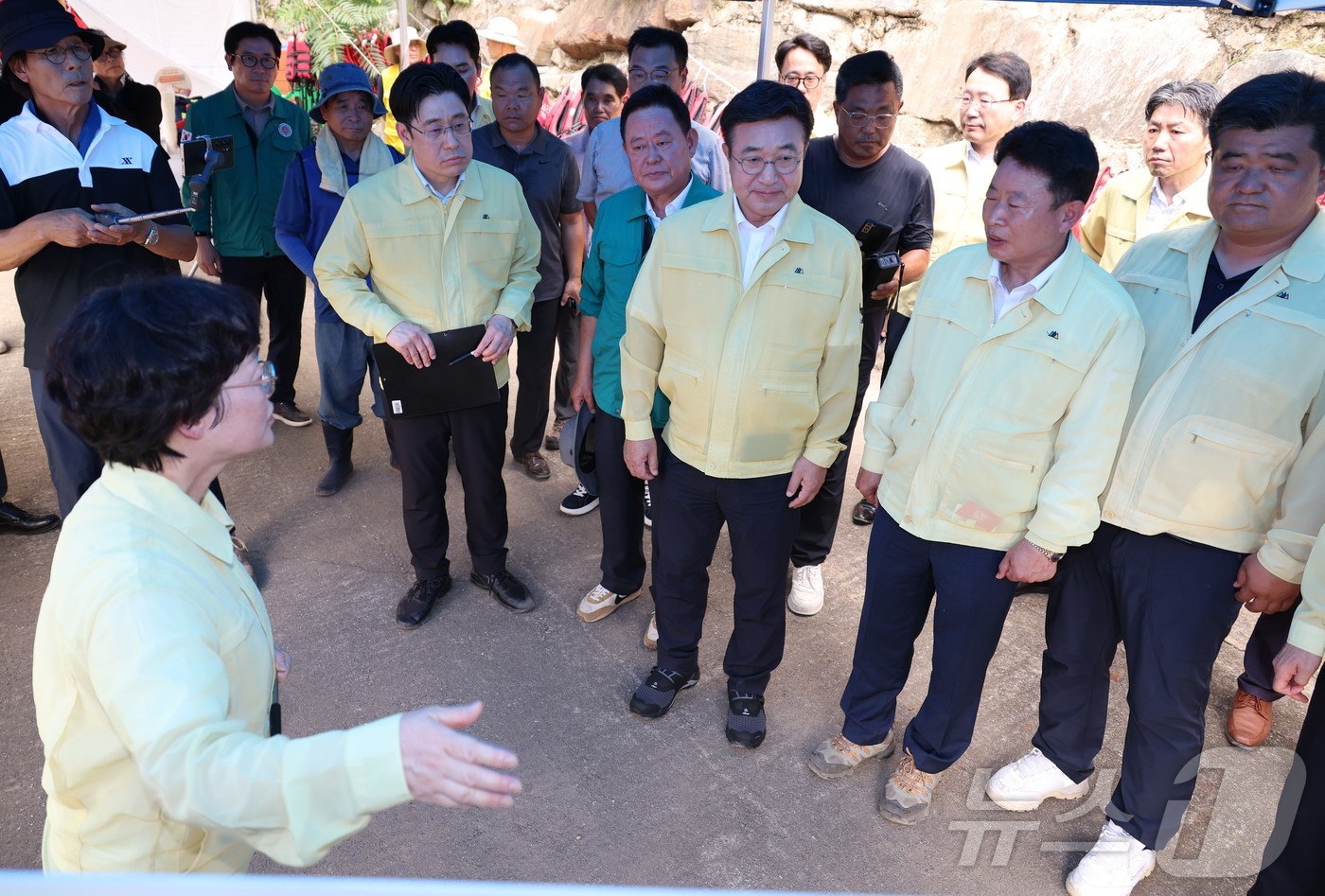 (서울=뉴스1) 김진환 기자 = 윤호중 행정안전부 장관이 1일 오후 경기도 가평군 대성리 황새바위 유원지를 찾아 물놀이 안전관리 실태를 점검하고 있다. (행정안전부 제공, 재판매 …
