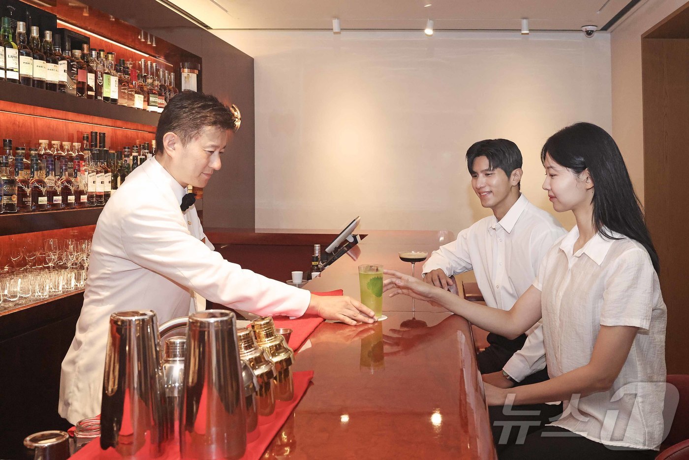 (서울=뉴스1) = 신세계백화점 강남점에 하이엔드 라운지 컨셉의 칵테일바인 ‘슈퍼스타(Superstar) by 폴스타’가 문을 열었다.국내 백화점 시설에 칵테일바가 정규 매장으로 …