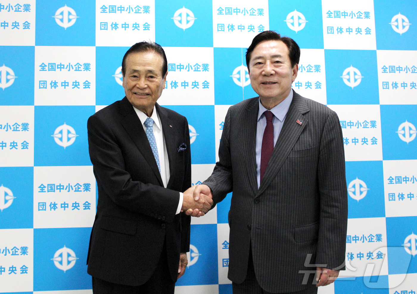 (서울=뉴스1) 김진환 기자 = 김기문 중소기업중앙회장이 1일 일본 도쿄 전국중소기업단체중앙회를 방문해 모리 히로시 일본 전국중소기업단체중앙회장(왼쪽)과 악수하고 있다. (중소기업 …