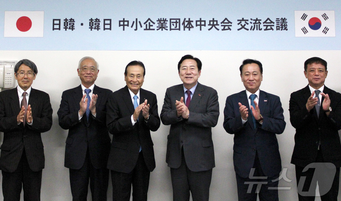 (서울=뉴스1) 김진환 기자 = 김기문 중소기업중앙회장(오른쪽 세 번째)이 1일 일본 도쿄 전국중소기업단체중앙회를 방문해 모리 히로시 일본 전국중소기업단체중앙회장(왼쪽 세 번째)을 …