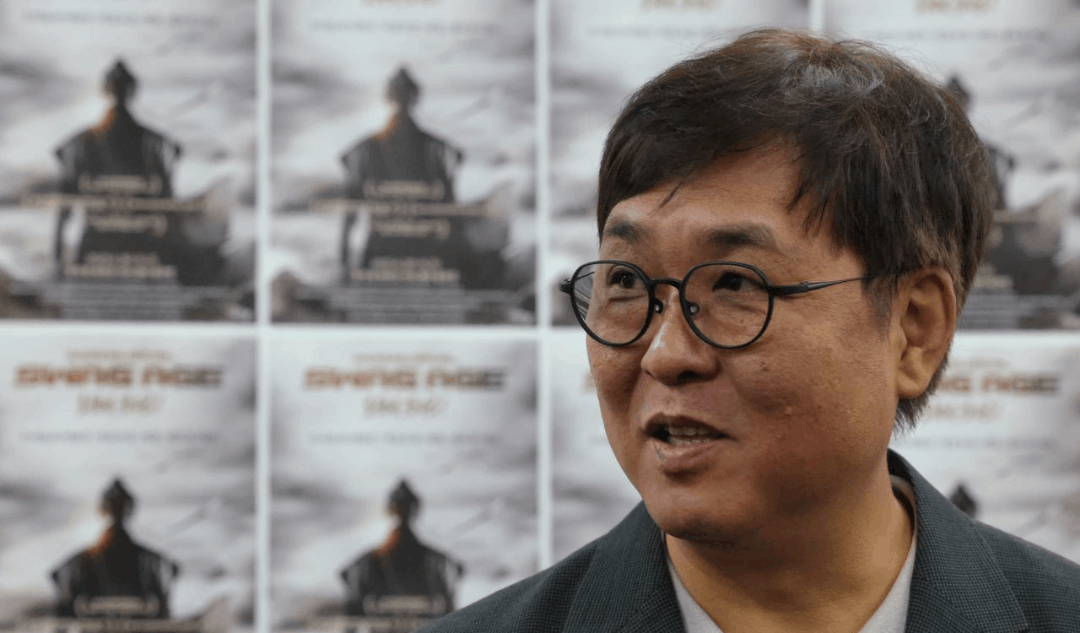 본문 이미지 - 최휘영 문화체육관광부 장관이 8일 서울 종로구 대학로 홍익대학교아트센터 대극장을 방문해 뮤지컬 &lt;스웨그에이지 외쳐, 조선!&gt;을 관람한 뒤 출연진과 관계자를 만나 ‘케이-뮤지컬’ 진흥을 위한 의견을 나누고 있다.