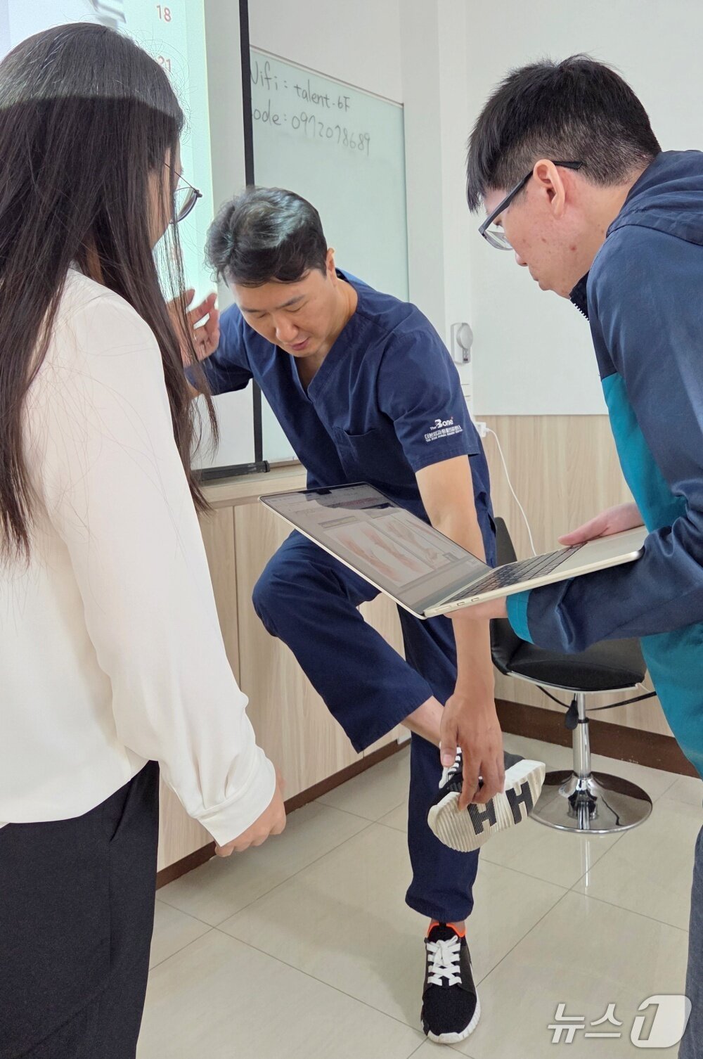 본문 이미지 - 김영기 더본외과동물의료센터 원장이 9일 대만 수의사들에게 외과 수술을 강의하고 있다. ⓒ 뉴스1