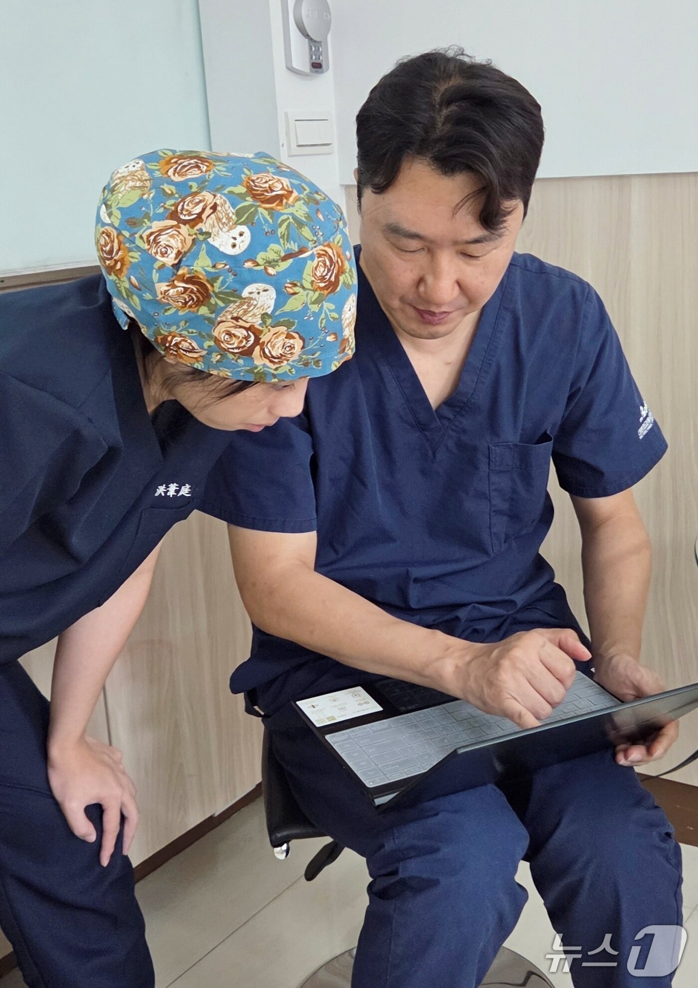 본문 이미지 - 김영기 더본외과동물의료센터 원장이 9일 대만 수의사들에게 외과 수술을 강의하고 있다. ⓒ 뉴스1