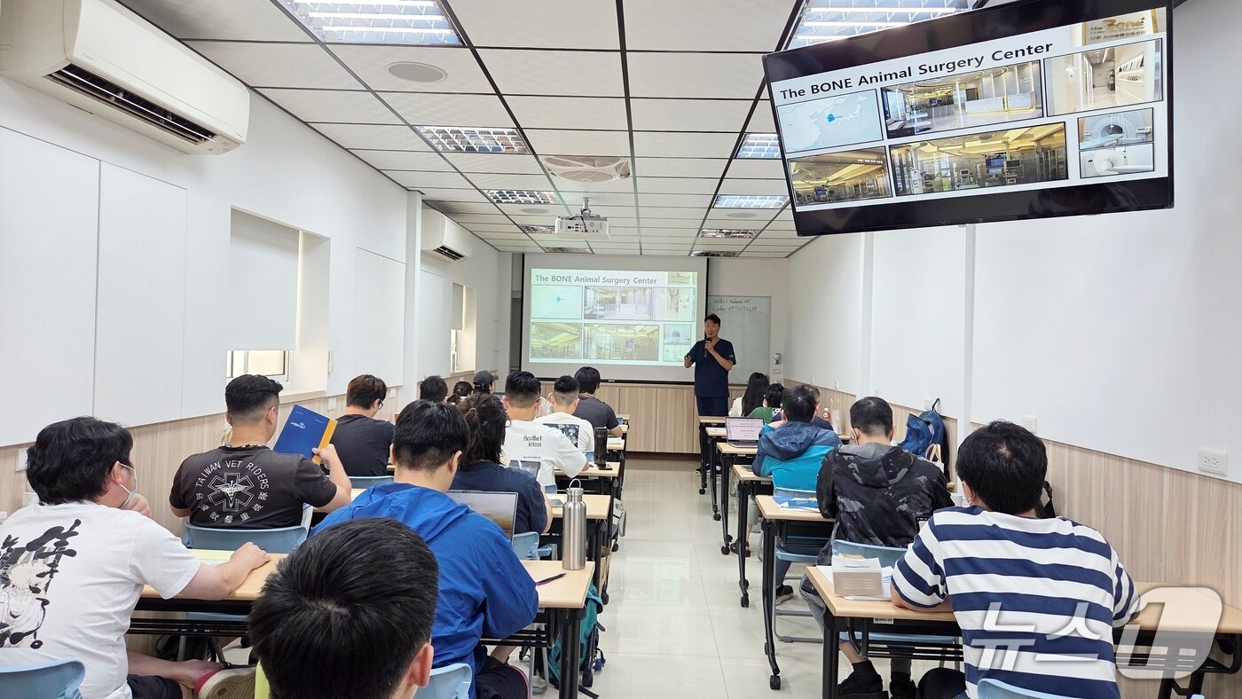 본문 이미지 - 김영기 더본외과동물의료센터 원장이 8일 대만 수의사들에게 외과 수술을 강의하고 있다. ⓒ 뉴스1