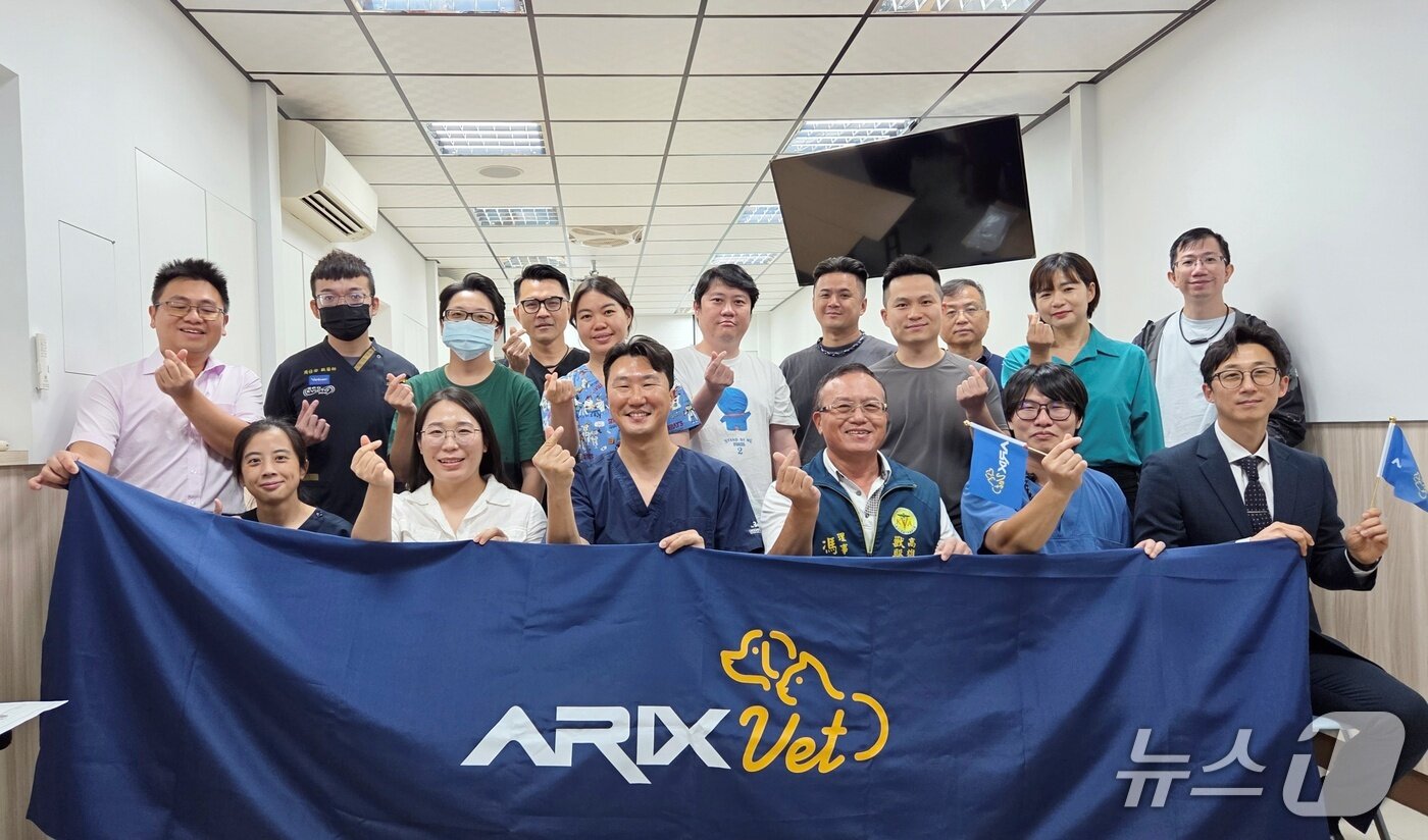 본문 이미지 - 9일 대만 가오슝 탈렌트교육훈련센터에서 열린 외과 세미나 참석자들이 기념 사진을 찍고 있다. ⓒ 뉴스1 최서윤 기자