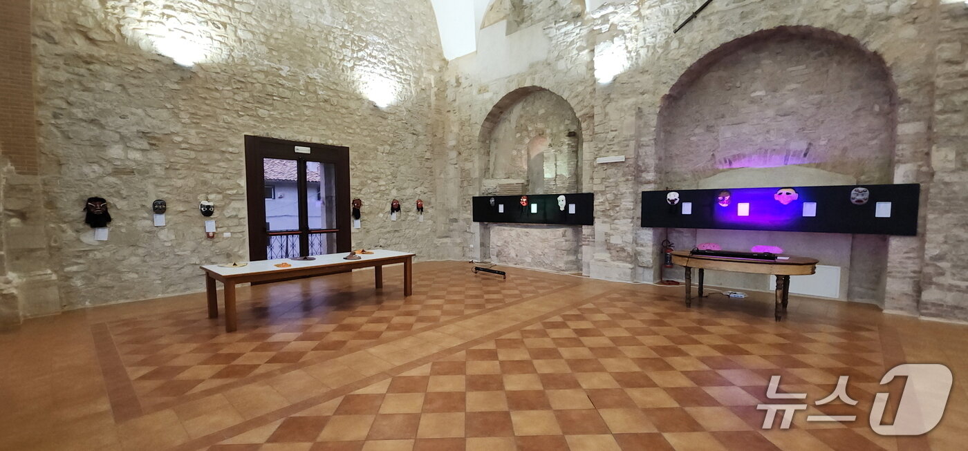 본문 이미지 - 이탈리아 보네프로의 한국의 탈 전시관.(안동시 제공. 재판매 및 DB 금지)2025.8.10/뉴스1