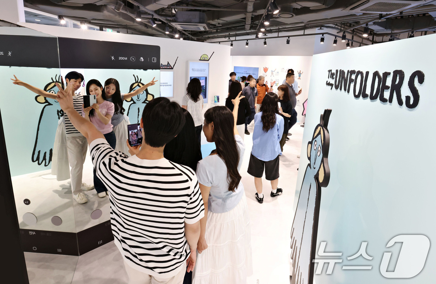 (서울=뉴스1) 박지혜 기자 = 삼성전자가 아티스트 '장 줄리앙(Jean Jullien)'과 협업해 지난 25일부터 서울 코엑스 전역에서 운영 중인 갤럭시 폴더블폰 체험존은 지난 …