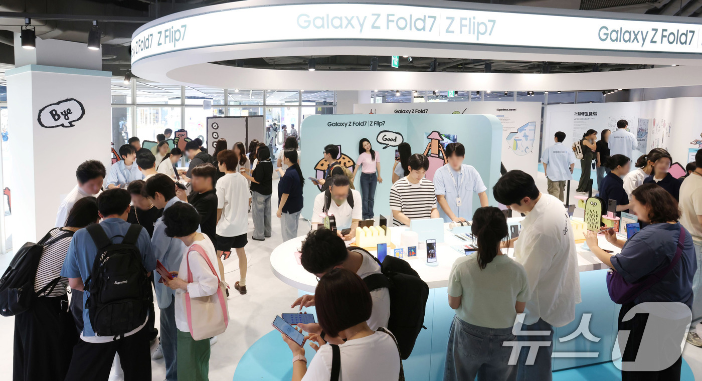 (서울=뉴스1) 박지혜 기자 = 삼성전자가 아티스트 '장 줄리앙(Jean Jullien)'과 협업해 지난 25일부터 서울 코엑스 전역에서 운영 중인 갤럭시 폴더블폰 체험존은 지난 …