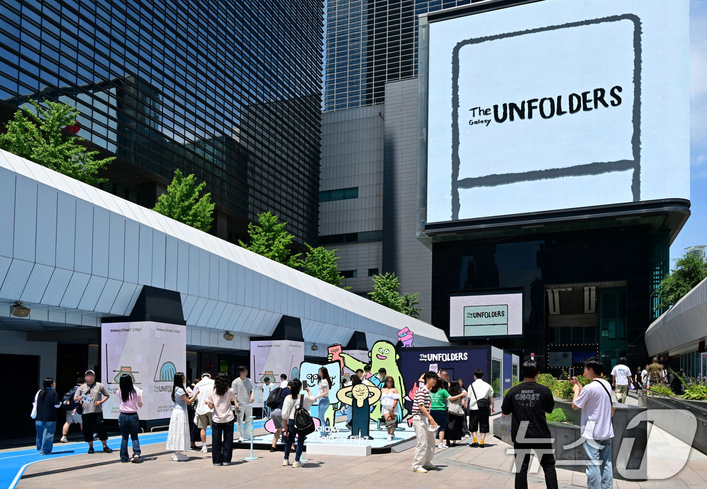 (서울=뉴스1) 박지혜 기자 = 삼성전자가 아티스트 '장 줄리앙(Jean Jullien)'과 협업해 지난 25일부터 서울 코엑스 전역에서 운영 중인 갤럭시 폴더블폰 체험존은 지난 …