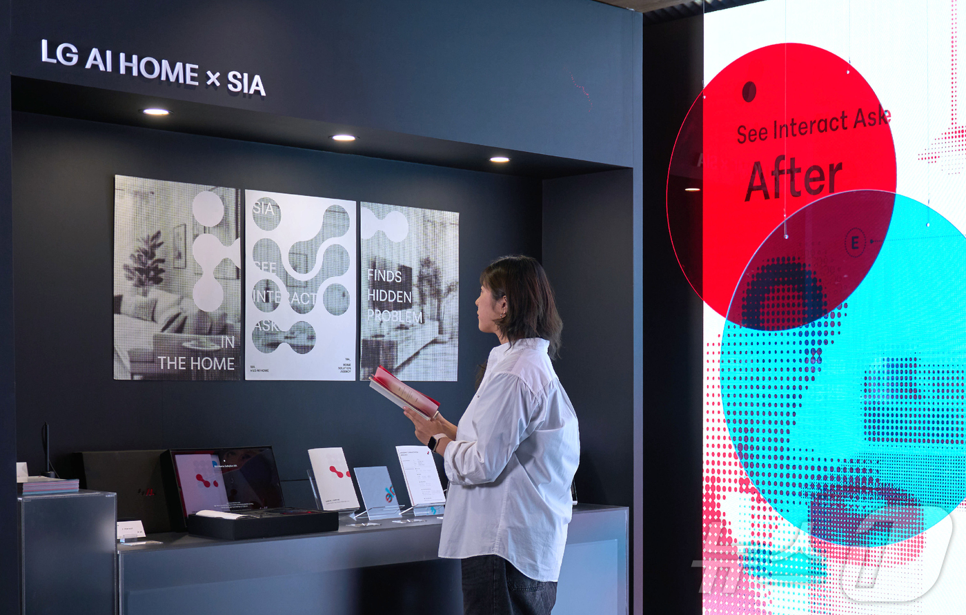 (서울=뉴스1) = LG전자가 서울 동대문구 경동시장에 위치한 ‘금성전파사 새로고침센터’를 ‘공감지능 AI’ 경험공간으로 새롭게 단장했다. '공감지능'이 구현하는 더 나은 일상을 …