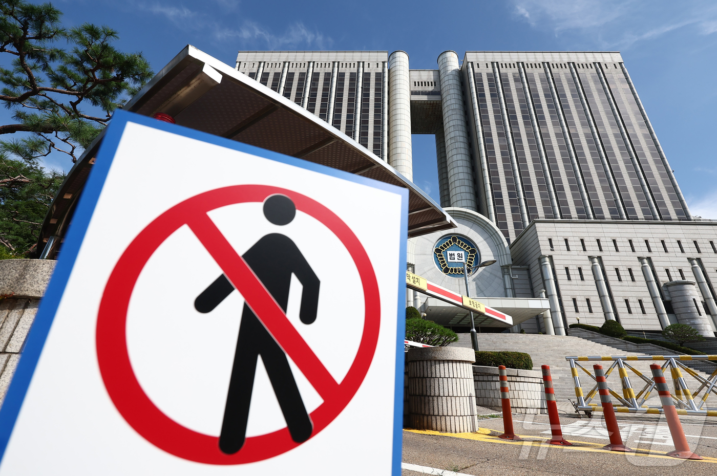 (서울=뉴스1) 김민지 기자 = 윤석열 전 대통령의 내란 우두머리 혐의 재판과 김건희 여사의 구속영장 심사가 잇따라 예정된 가운데 10일 서울 서초구 서울중앙지법에 적막이 흐르고 …