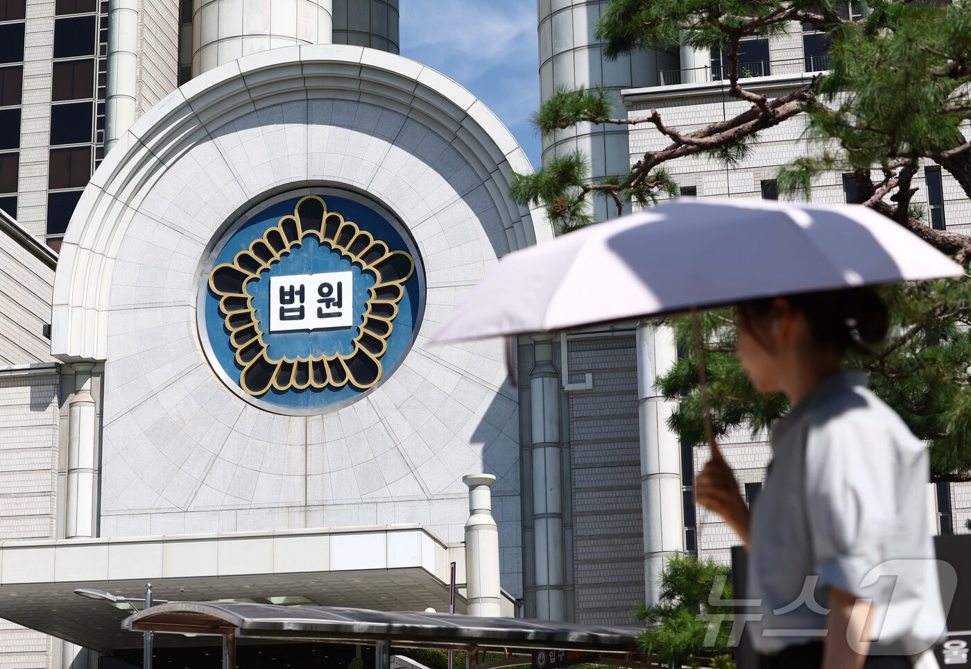 본문 이미지 - 윤석열 전 대통령의 내란 우두머리 혐의 재판과 김건희 여사의 구속영장 심사가 잇따라 예정된 가운데 10일 서울 서초구 서울중앙지법에 적막이 흐르고 있다.  ⓒ News1 김민지 기자