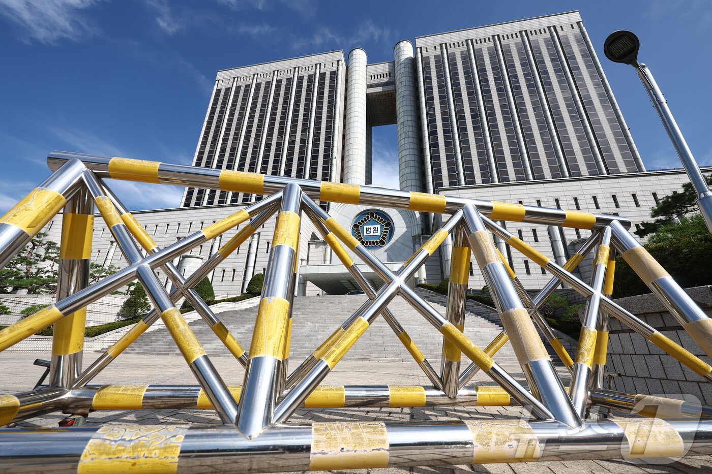 본문 이미지 - 윤석열 전 대통령의 내란 우두머리 혐의 재판과 김건희 여사의 구속영장 심사가 잇따라 예정된 가운데 10일 서울 서초구 서울중앙지법에 적막이 흐르고 있다. 법원에 따르면 윤 전 대통령의 내란 우두머리 혐의 재판이 열리는 오는 11일 오전 8시부터 자정까지 청사 북문&#40;보행로·차량통행로&#41;을 폐쇄한다. 이는 김 여사의 영장실질심사가 예정된 12일에도 적용된다. 2025.8.10/뉴스1 ⓒ News1 김민지 기자