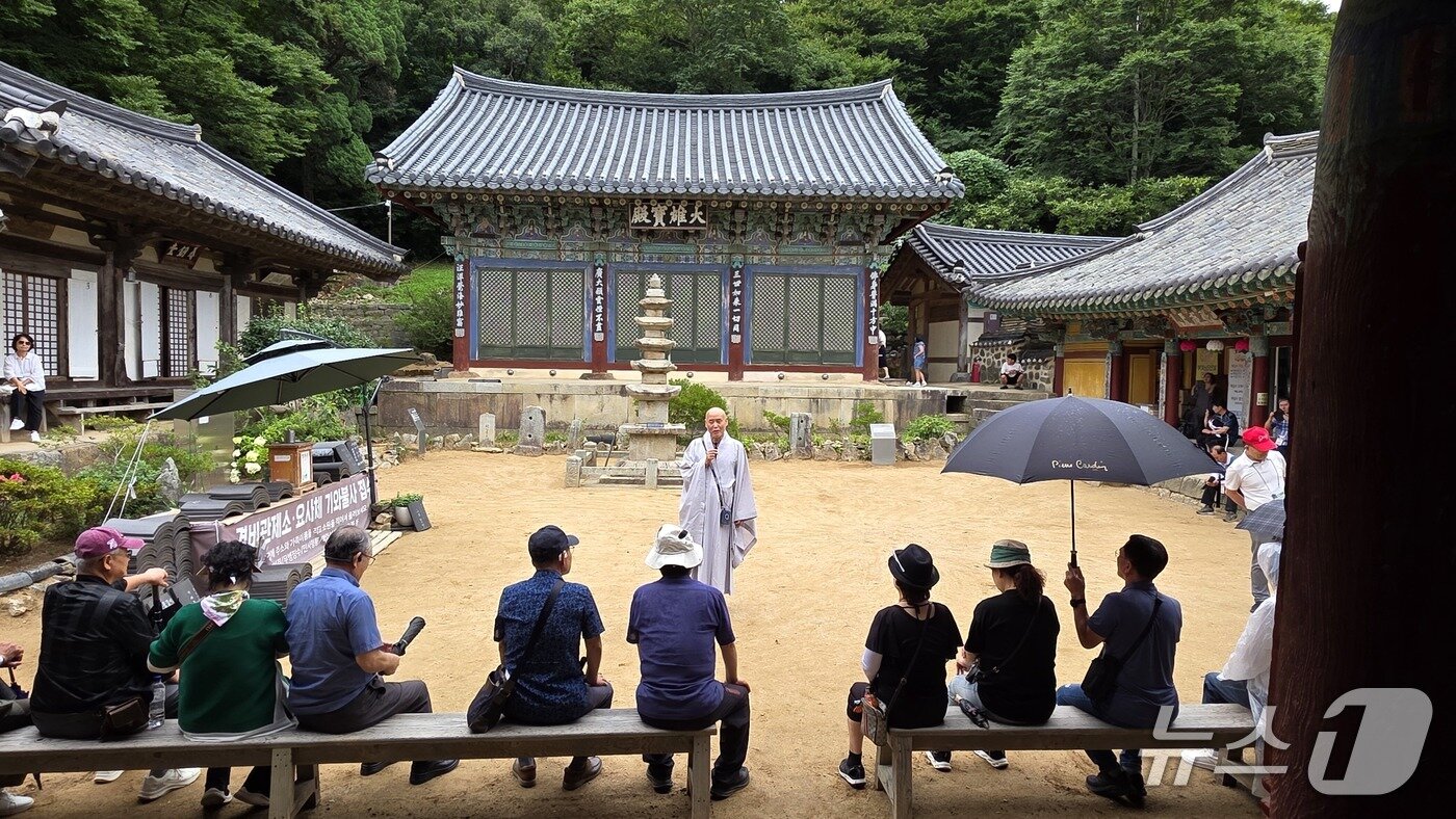 본문 이미지 - 운사면 개심사 대웅보전 앞에서 주지 혜산 스님께서 사찰의 역사와 문화재를 설명하고 있다. 2025.8.10/뉴스1 김태완 기자