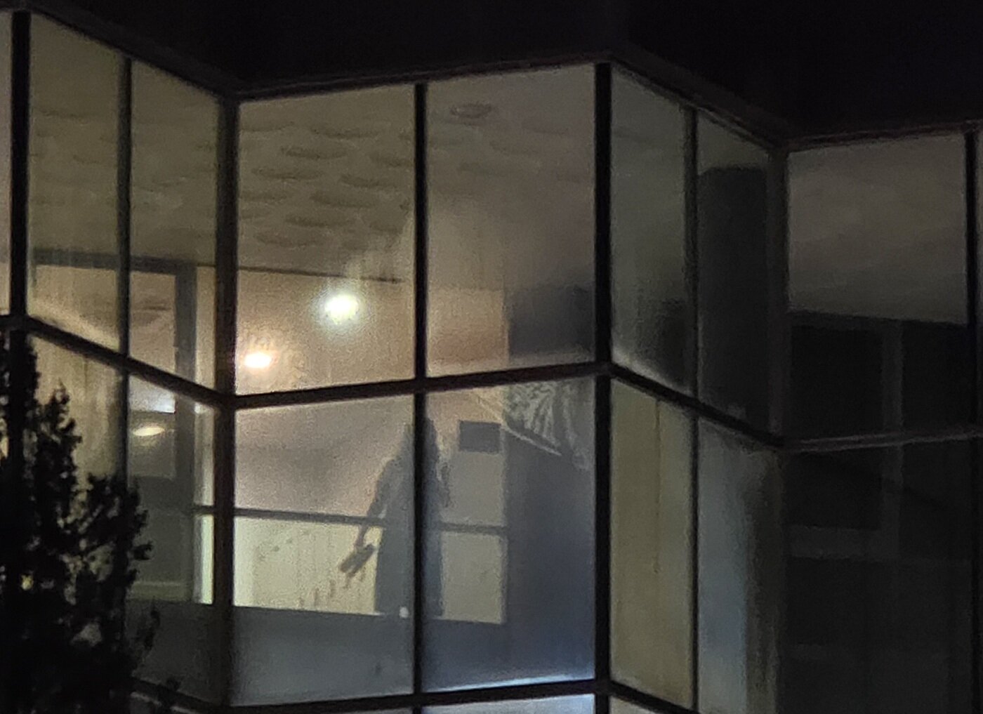 본문 이미지 - A 씨의 아내가 여성 사우나 탈의실에 서 있는 장면. A 씨는 &#34;그림자로 라인이 보이는 수준을 넘어 무슨 옷을 입었는지까지 보였다&#34;고 설명했다.  &#40;A 씨 제공&#41;