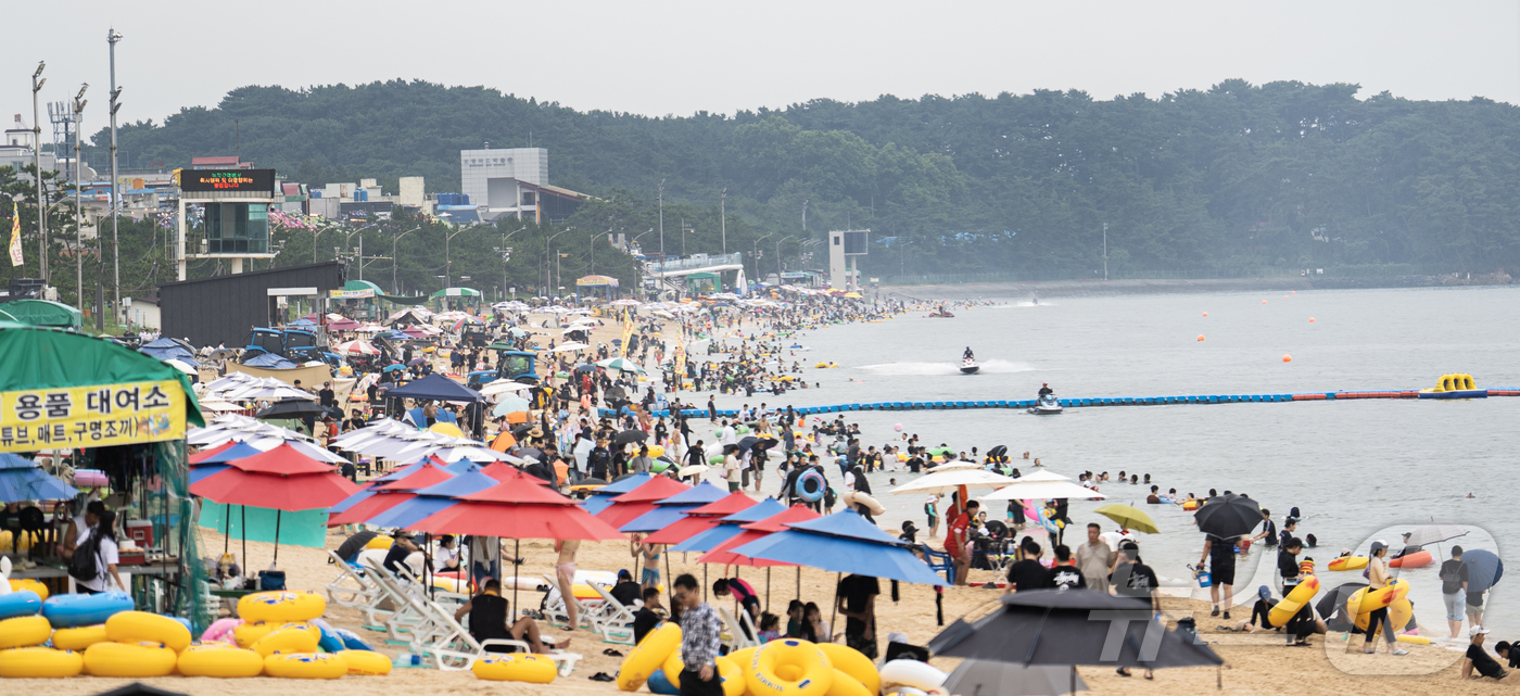 (보령=뉴스1) 김기태 기자 = 보령 머드축제 마지막 주말인 10일 충남 보령 대천해수욕장에서  관광객들이 몰려 더위를 식히고 있다. (보령시 제공, 재판매 및 DB금지)2025. …
