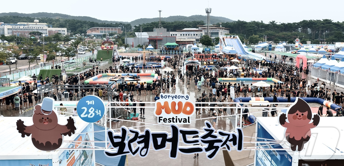(보령=뉴스1) 김기태 기자 = 보령 머드축제 마지막 주말인 10일 충남 보령을 찾은 관광객들이 막바지 머드체험을 즐기며 즐거운 시간을 보내고있다. (보령시 제공, 재판매 및 DB …