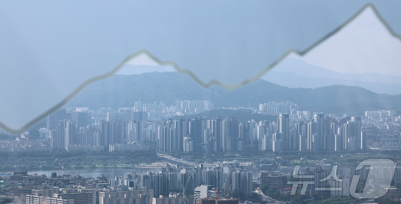 본문 이미지 -  사진은 지난 10일 일 서울 중구 남산에서 바라본 시내 아파트 단지. 2025.8.10/뉴스1 ⓒ News1 김도우 기자