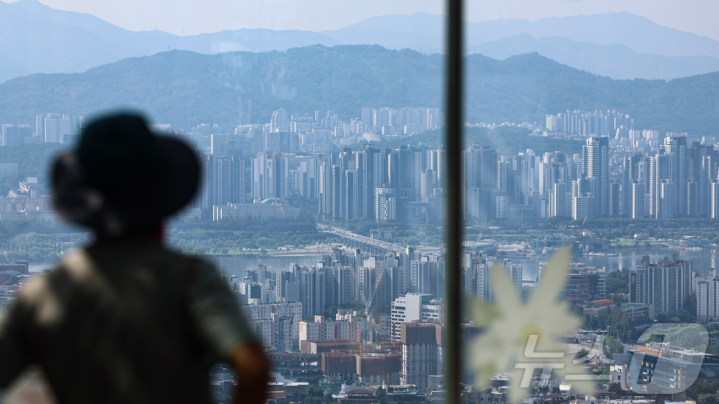 (서울=뉴스1) 김도우 기자 = 수도권 주택담보대출을 6억원 한도로 제한하는 6·27 대책이 발표된 이후 6주 만에 서울 아파트값이 상승세를 보이고 있다.사진은 10일 서울 중구 …